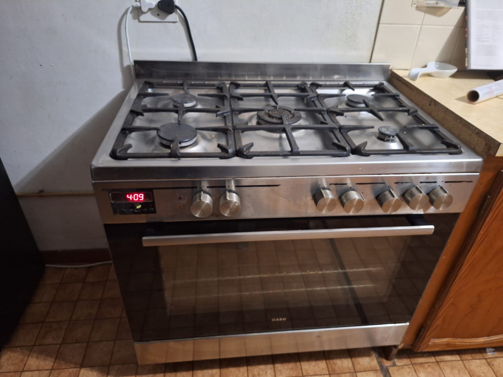 AEG gas-and-electric range cooker in a Boksburg kitchen, repaired after rats chewed its wiring