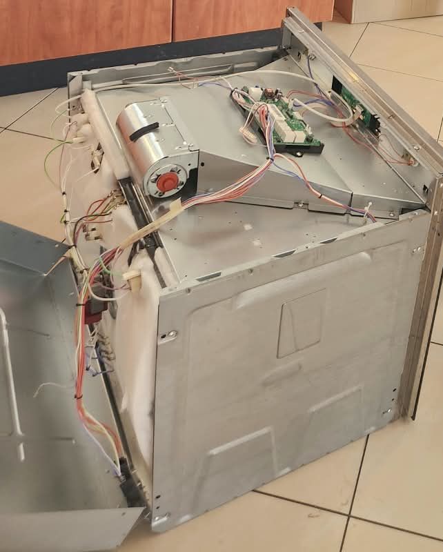 Smeg built-in oven opened up to replace its burnt main control board in Randburg